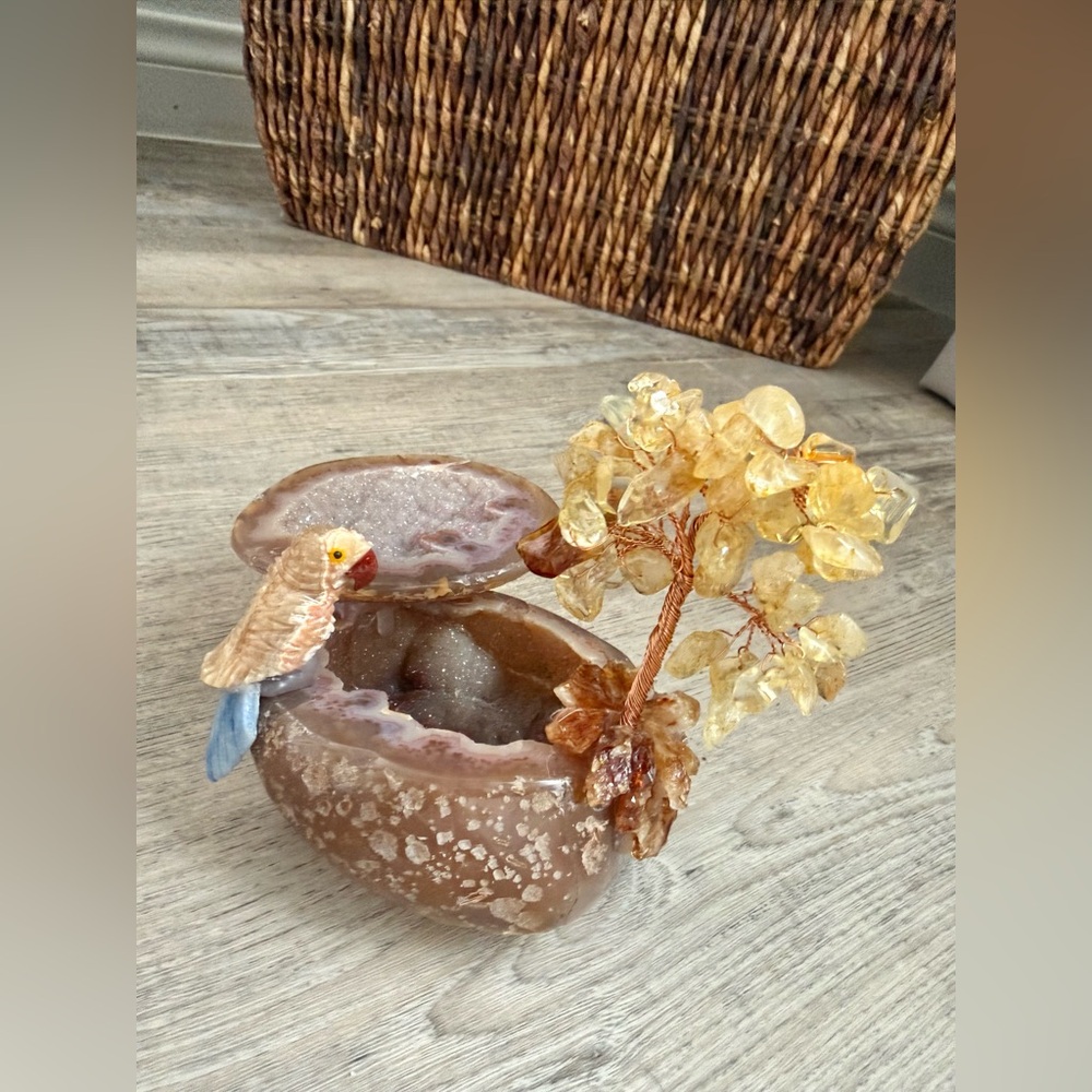 Parrot carving on Agate Geode with Citrine Tree - Picture 3 of 6